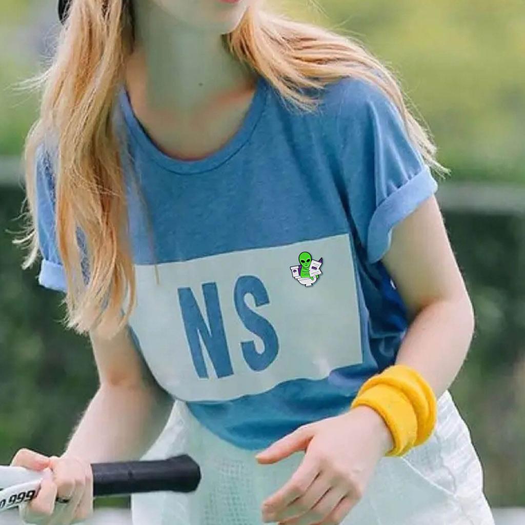 Eye Catching Alien Lapel Pin Badge Alien Reading Newspapers Enamel Pin Alloy Material Perfect Gift for Alien Enthusiasts