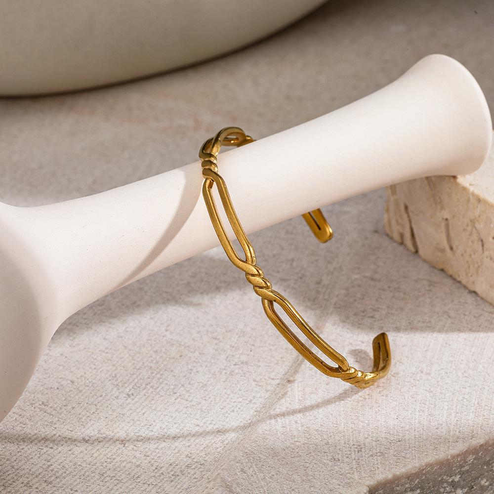 European Fashion Woven Interlocking Buckle Bracelet, 18K Gold-Plated, Colorfast, Open Style, Light Luxury