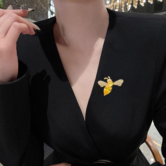 Mini Brooch Dazzling Rhinestone Inlay Bee Shape Zinc Alloy Pin Suits Coats Sweaters Scarves Badge Outfit Accessory