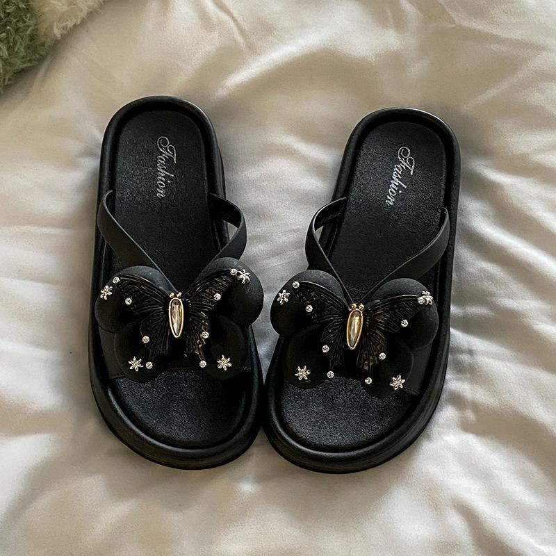 Cool slippers are versatile for summer, with thick soles that increase height. They can be worn on the beach in a straight line