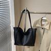 Simple and Versatile Bag Women's Large-capacity New Casual Shoulder Bag Niche Class Commuter Tote Bag