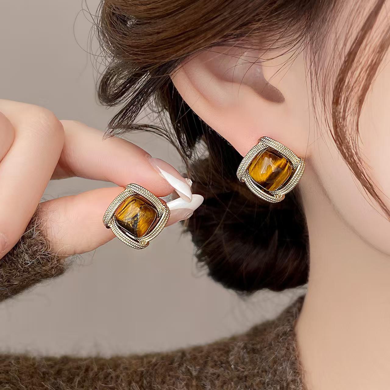 

Gold Rhombus Coffee Earrings: Luxury Fashion Studs with an Elegant, Versatile Design, Perfect for Any Occasion.
