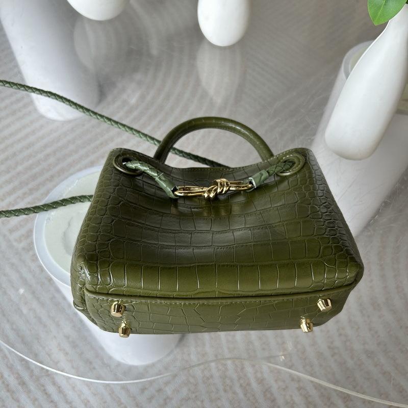 2026 New Leather Women's Bag Fashion Trendy Crocodile Pattern Stone Pattern Woven Butterfly Buckle Commuter Tote Small Bag Cross-border