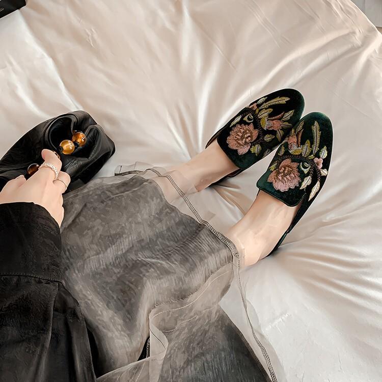 Nowe chińskie sandały haftowane w stylu narodowym, torba, skórzane buty typu muller na lato 2025, nowe, z okrągłym noskiem, płaskie kapcie do noszenia na zewnątrz