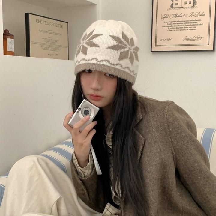 Retro big snowflake jacquard knitted pullover hat autumn and winter atmosphere warm versatile cold hat fashion wool hat