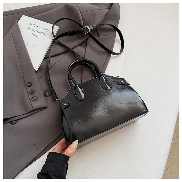 

2025 новая однотонная большая вместимость корейская версия повседневная сумка-мессенджер для поездок на работу женская модная плечевая сумка-тоут сумка-ракушка чёрный