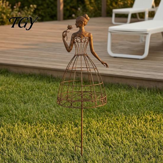Künstlerische Pflanzenstütze für Sträucher, Vintage Lady Garten-Rankgitter-Pfahl, Rustikale Kunst-Dekoration für den Hof, Elegante Frauen-Silhouette, Weiblicher Pfahl für Kletterpflanzen