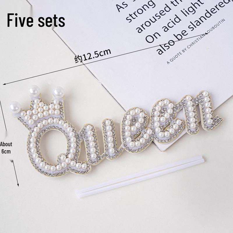 Minimalistischer Tulpen-Kuchenaufsatz mit frischen Blumen und Band für den Muttertag oder Geburtstag