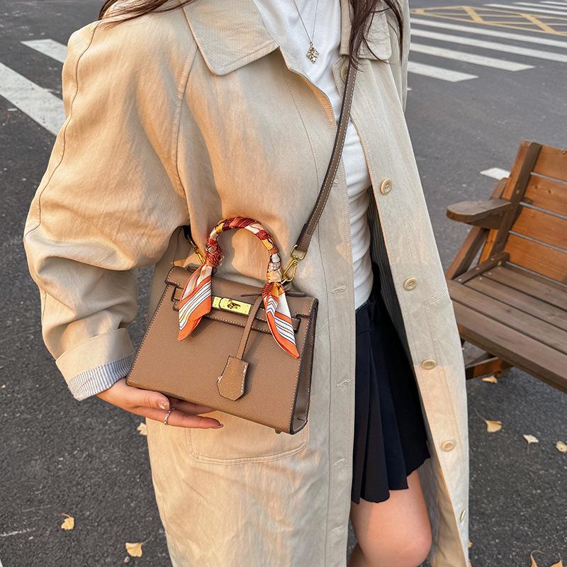 Women's Retro Crossbody Handbag with Versatile Scarf Style