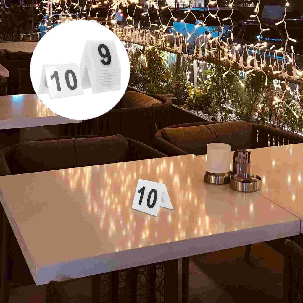 10 Stück V-förmige Acryl-Tischkennzeichen Restaurant-Platzkarten Beweismittelmarkierungen Szenen-Zubehör Wiederverwendbare Spiel-Zubehörteile
