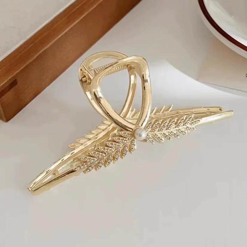 

Metal hairpin, women s back head grab clip, large high-end hairpin, summer 2024, new shark clip headdress.