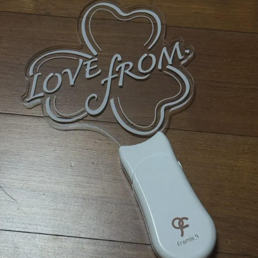 

Концертный лайтстик Fromis9