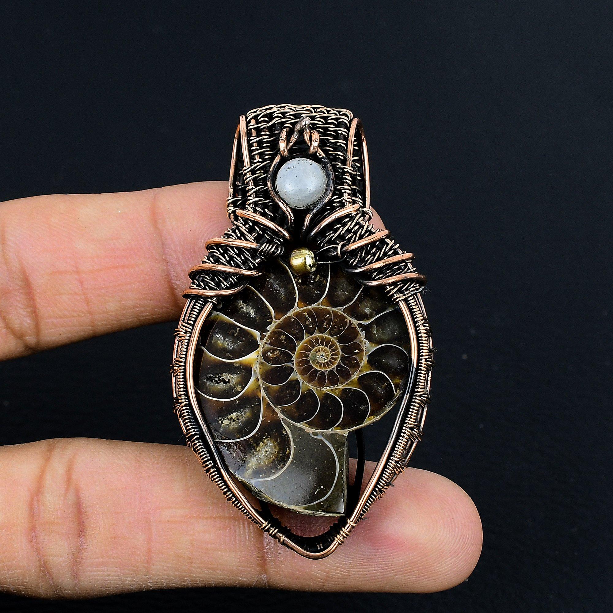 

Подвеска с окаменелостью аммонита, обернутая медной проволокой 999 пробы, подвеска из драгоценного камня ручной работы на День памяти 2.55 Inches