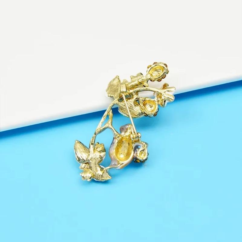 Cute Fashion Color Squirrel Picking Raspberries Brooches for Women Cute Animal Pin Fashion Design New Flower Accessories Gift