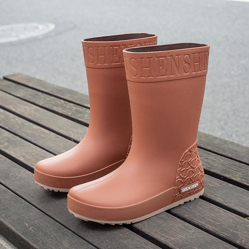 

Модная дождевая обувь женские дождевые сапоги средней высоты новые женские универсальные водонепроницаемые туфли износостойкие нескользящие резиновые туфли рабочие 40 коричневый