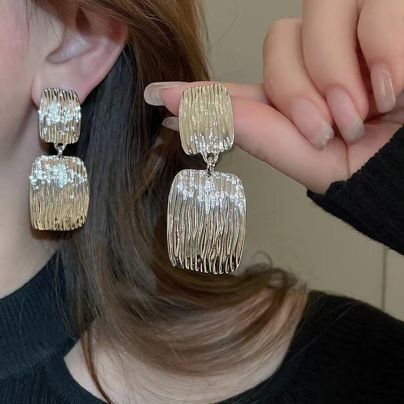 Orecchini Quadrati a Strisce Stile Metallo Tide alla Moda e Versatili Orecchini a Bottone di Alta Gamma Orecchini Donna