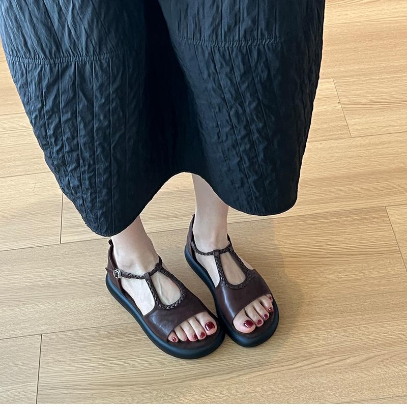 Great and Easy To Wear Without Tiring Feet Retro Woven Soft Sole Casual Outside Wearing Flat Sandals for Women In Summer New Thick-soled Roman Shoes