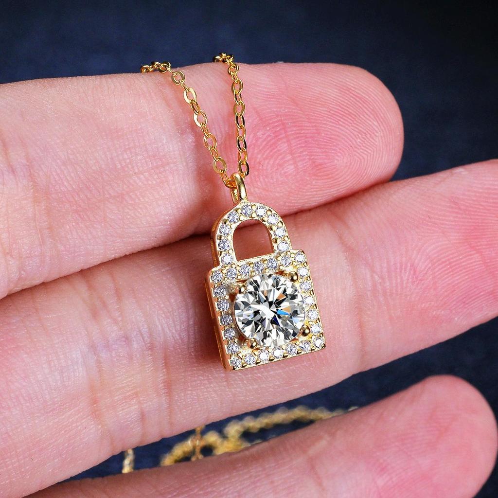 1 Karat Runder Moissanit Schloss Anhänger Halskette S925 Silberkette für den täglichen Gebrauch D VVS1 Feiner Schmuck