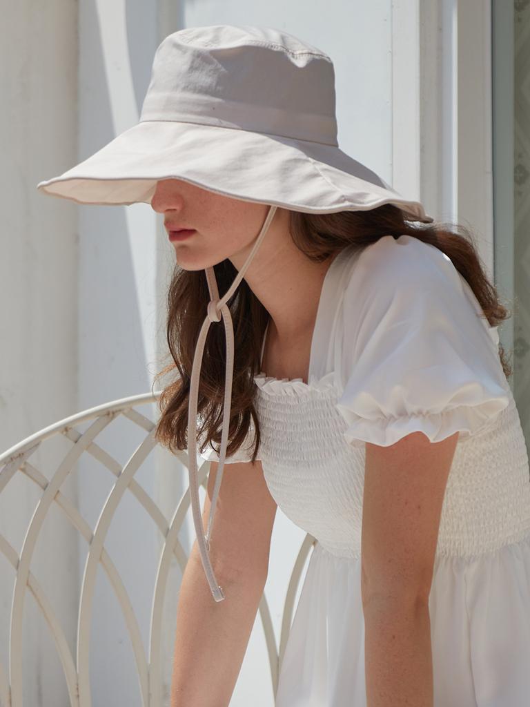 Olinkeompeulliteu Nylon Strap Wide Bucket Hat (Beige)