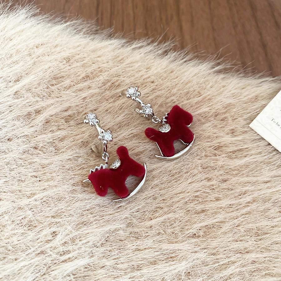 Srebrne Kolczyki Sztyfty z Kroplą Oleju i Czerwoną Perłą - Elegancka i Wszechstronna Biżuteria dla Kobiet