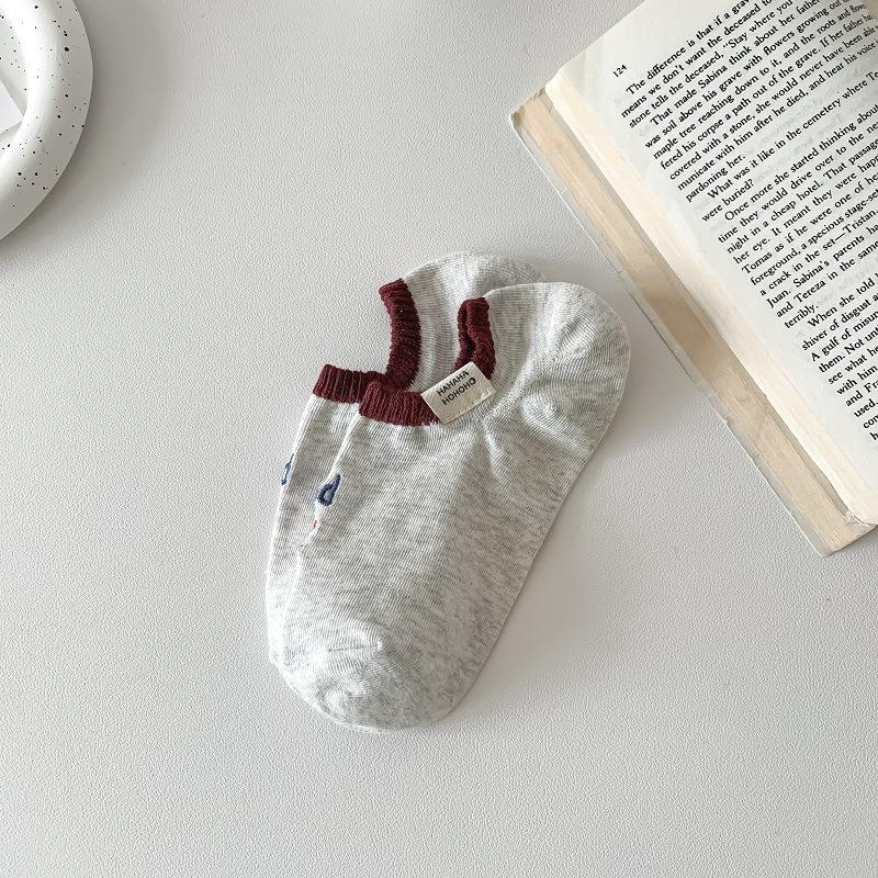 

Тонкие женские носки на весну и лето с вышитыми буквами, мультяшными улыбающимися лицами, невидимой пяткой и не сползающие 1 pair светло-серый
