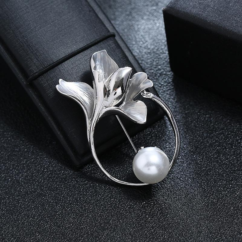 

Модная изысканная матовая глянцевая брошь золотого и серебряного цвета женская высококлассная темпераментная элегантная ретро жемчужная булавка-корсет с украшениями