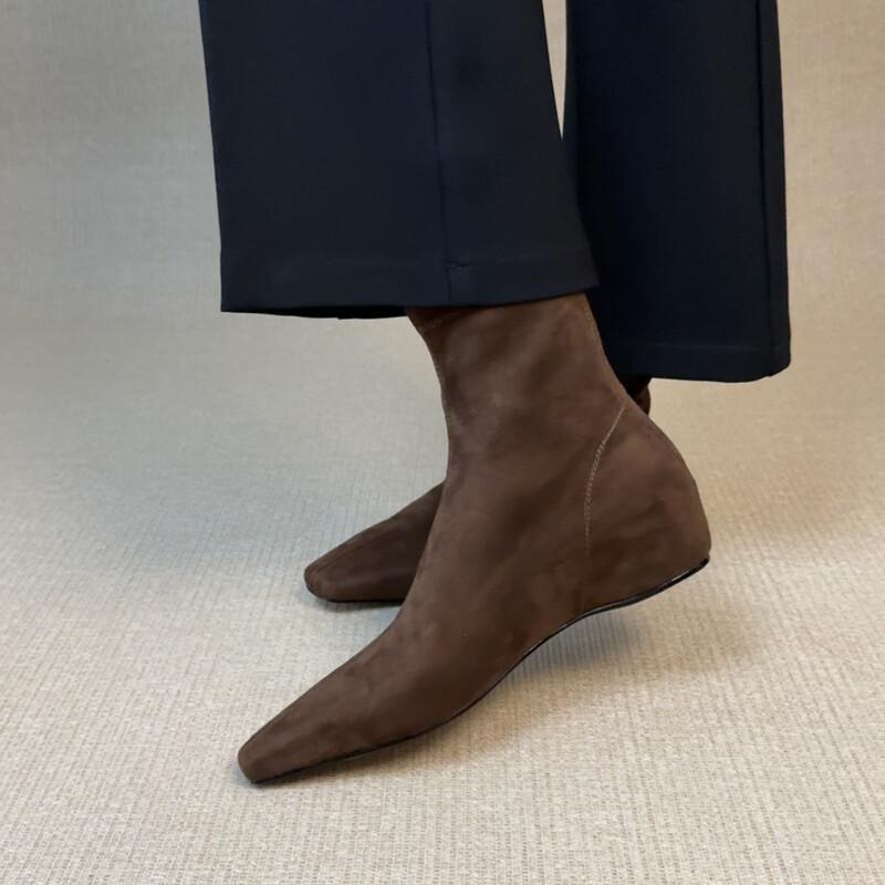 Saueskinnversjon~ Retro firkantet tupp innvendig høydeøkende korte støvletter dame semsket semsket overflate tynne støvletter glidelås bak elastiske støvletter Martin-støvletter