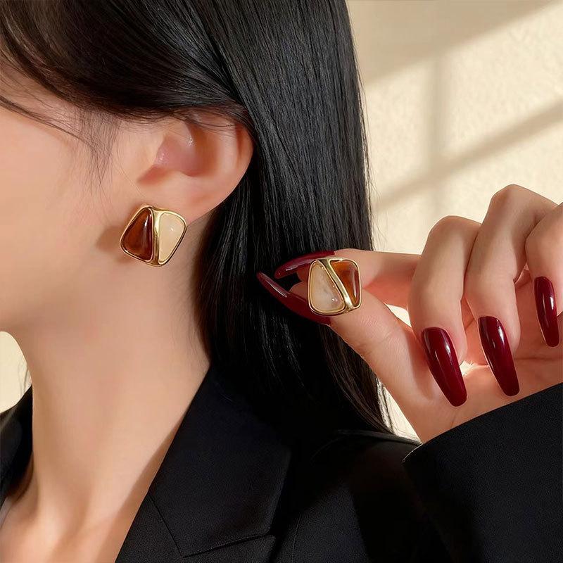 Maillard Contrasting Amber Stud Earrings Retro Hong Kong Style Earrings Women'S Light Luxury High-End Fashion Versatile Earrings