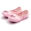 Scarpe da ballo in raso per bambini, con ricamo di corona e design a zampa di gatto.