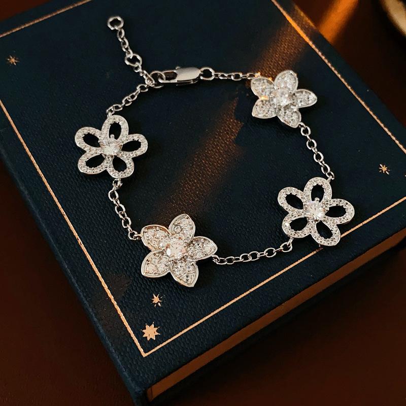 Bracciale Regolabile in Oro Vero Galvanizzato con Zir*****val Diamond, Lusso Leggero, Bracciale alla Moda di Alta Gamma, Gioiello Versatile per il Pendolarismo