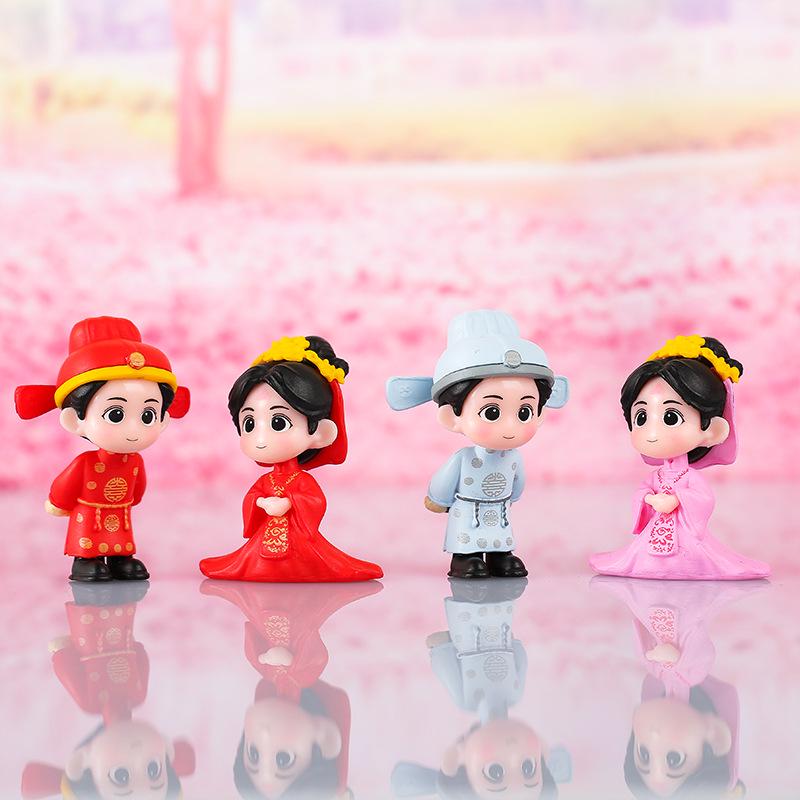 

Creative Bride and Groom Micro-Landscape Ornaments for Desk and Car Decor