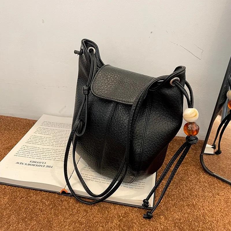 Bucket Type Solid Pu Sewing Thread Crossbody Bags 2024 Hot Sale New Soft Flap Pocket Bags Interior Compartment Women'S Handbags