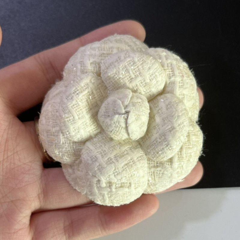 

High-End Camellia Brooch Graceful Fabric Tweed Corsage Pin Retro Fashion Suit Coat Accessories Pink green flower