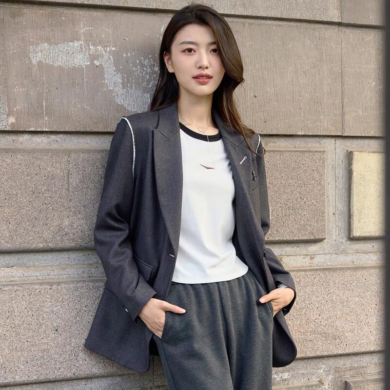 

Стильный женский блейзер для деловых поездок Iveni L