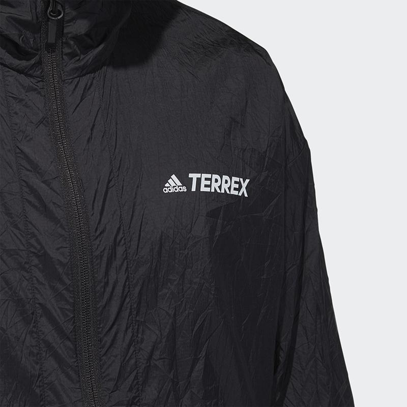 Adidas Bunda Terrex Bao Pack Větrovka s kapucí s kontrastními síťovanými kapsami Pánské svrchní oblečení Černá GN7601