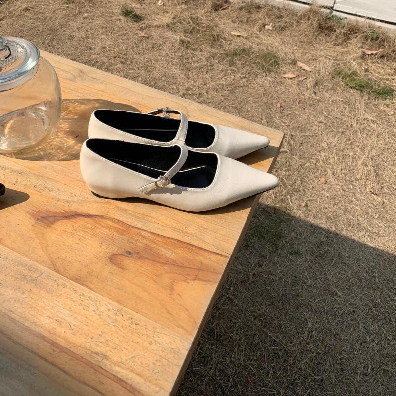 

Temperament retro inner height increase Spring and Autumn French pointed head with metal buckle shallow mouth single shoes women s new 2025 39 абрикосовый