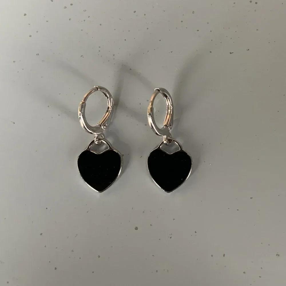 

Черные геометрические серьги в форме сердца для женщин и девочек, модные серьги-кольца с полыми сердечками, ювелирные аксессуары, 2024