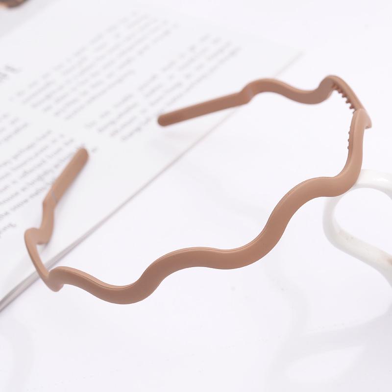 Matte Morandi Wave Hairband for Women: Versatile Sawtooth Clip for Makeup, Face Washing, Secure Hold for Fine Hair.