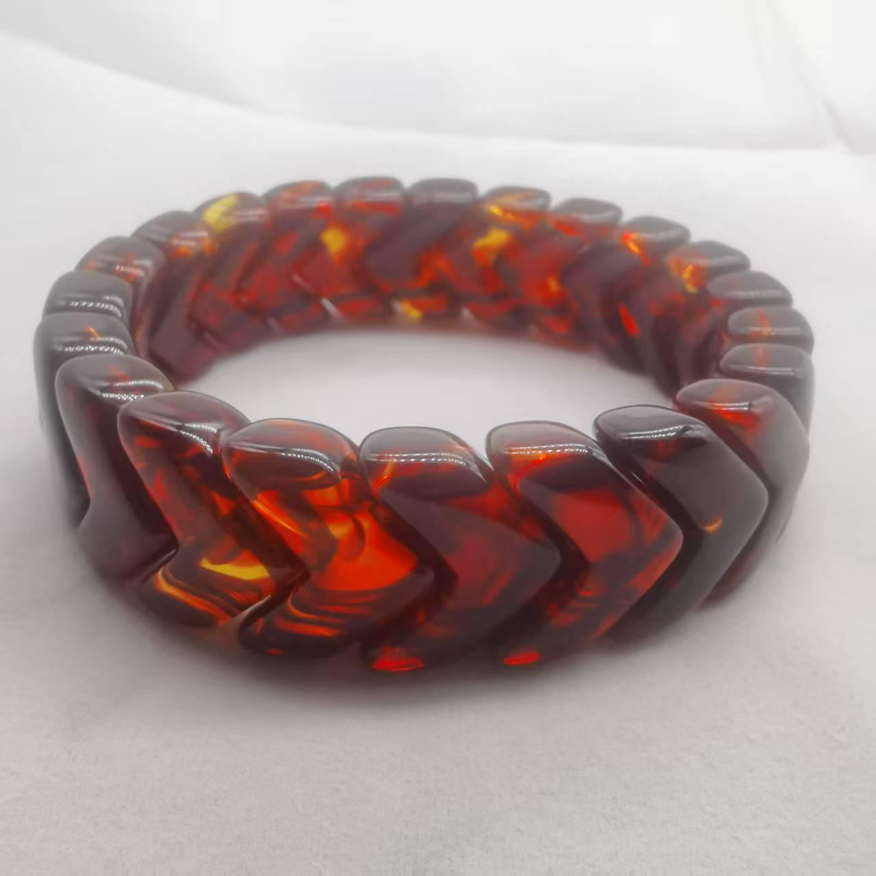 

Шелковые браслеты из янтарного акрила V-образной и L-образной формы - Высококачественные аксессуары для инфлюенсеров