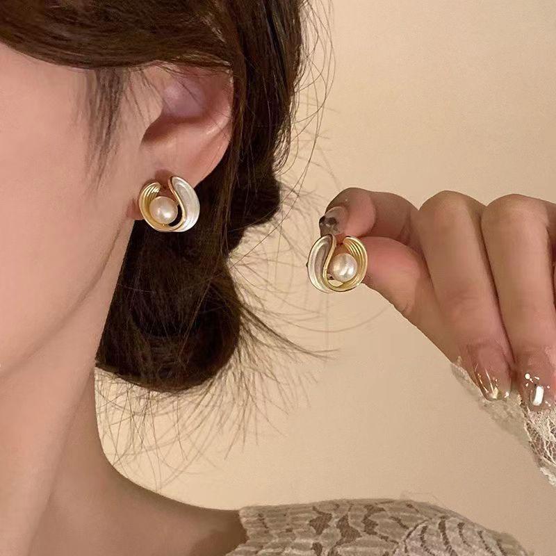 Elegant French-Style Pearl & Enamel Clip-On Earrings for Women - No Piercing Needed, Versatile & Luxurious Design