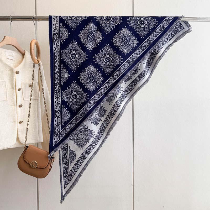 Spot autumn and winter roll grass triangle towel European and American retro skin-friendly boutique jacquard cashew flower imitation cashmere shawl