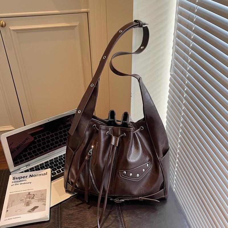 

Retro bag women s large capacity 2025 new autumn and winter versatile shoulder shopping bag rivet to work commuter tote bag темно-коричневого