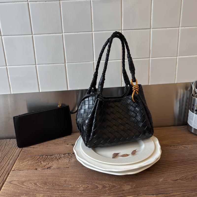 

2025 autumn new handwoven bag fashionable handbag fashionable shoulder messenger bag high value bucket bag women
