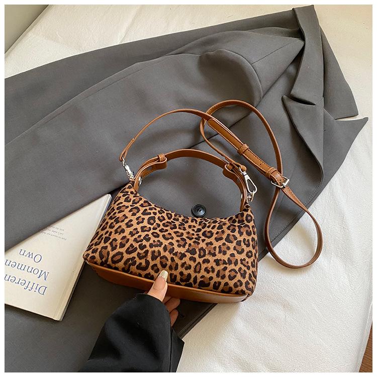

Foreign leopard print portable small bag women s 2025 new retro niche design messenger bag fashionable shoulder messenger bag