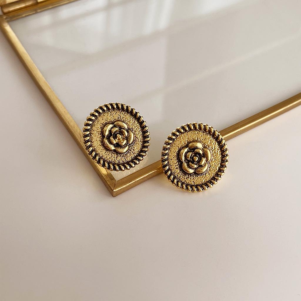 Boucles d'oreilles médiévales vintage à perles: Design rétro à l'huile coulée avec une touche haut de gamme et une personnalité unique