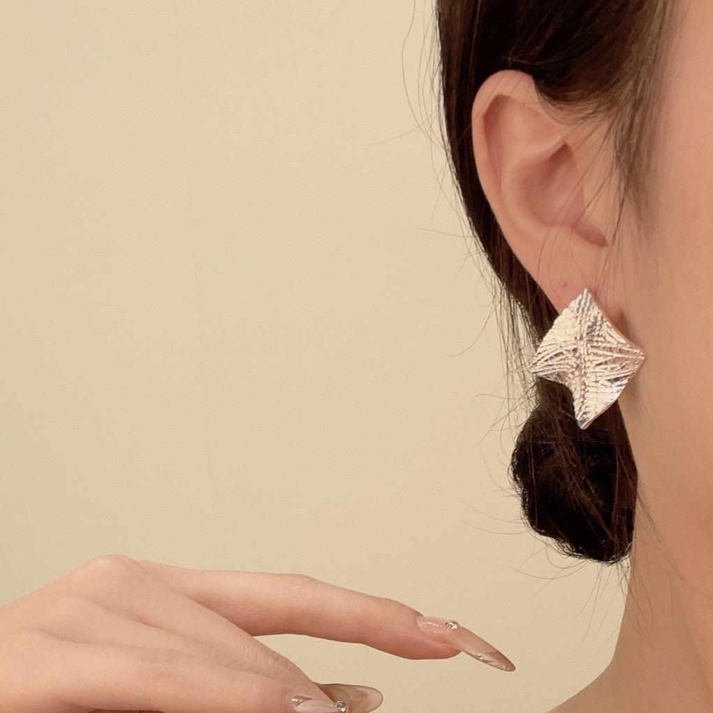 European and American geometric square irregular rhombus earrings, new personal cold wind high-end stud earrings, silver needles серебряный