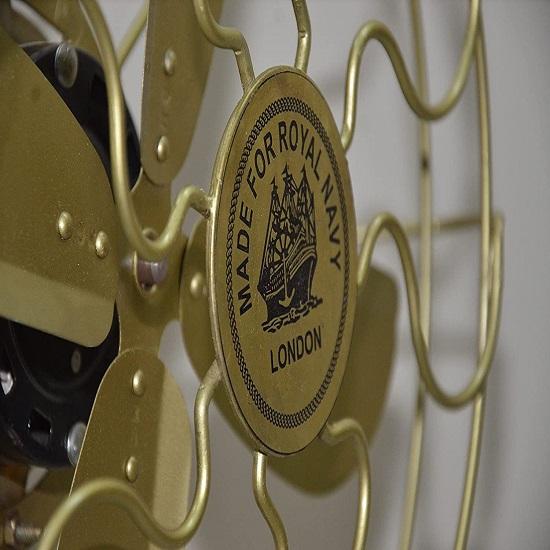 Ręcznie robiony, zabytkowy wentylator podłogowy, wentylator Royal Navy z brązowym drewnianym stojakiem na trójnogu. Wentylator narożny służy jako małe miejsce