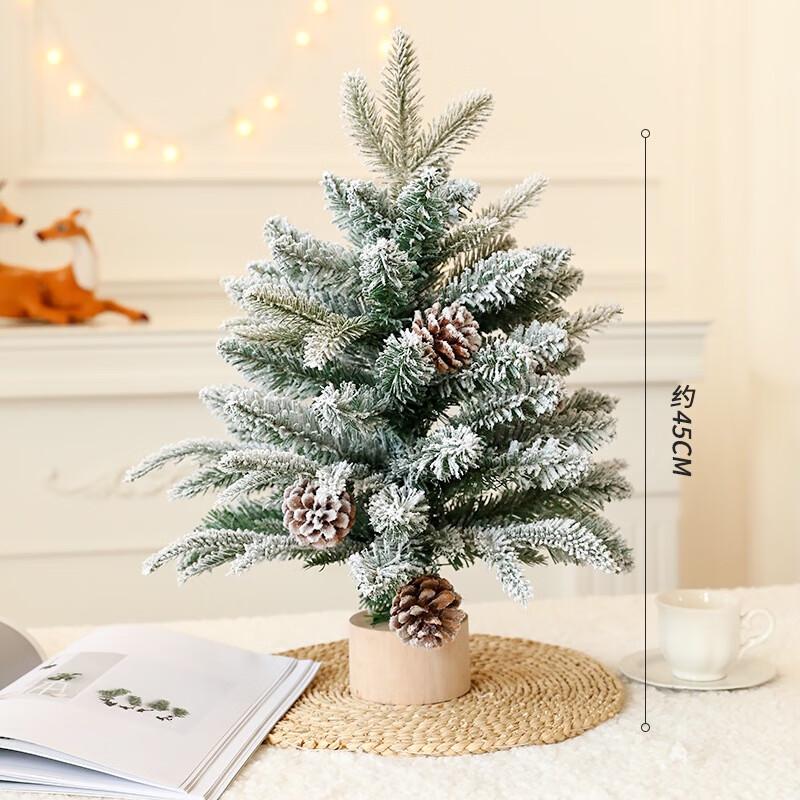 Künstlicher Weihnachtsbaum mit Tannenzapfen