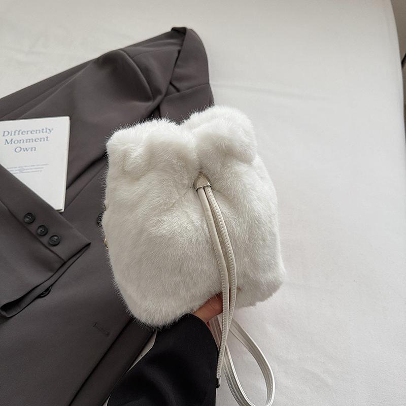 Autumn New Bucket Bag High-value Women's Single-shoulder Crossbody Simple Casual Chain Fashionable and Cute Plush Bag