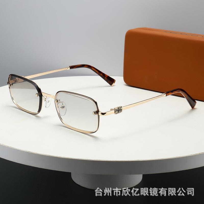 Metal small square sunglasses, European and American ins fashionable high-end sunglasses, trendy men and women wear sunscreen glasses